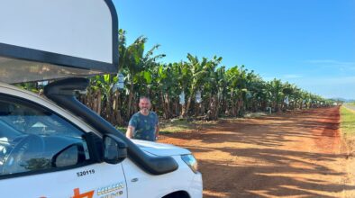 Peter staat in Queensland bij een bananenplantage bij de Britz Maverick bananenplantage