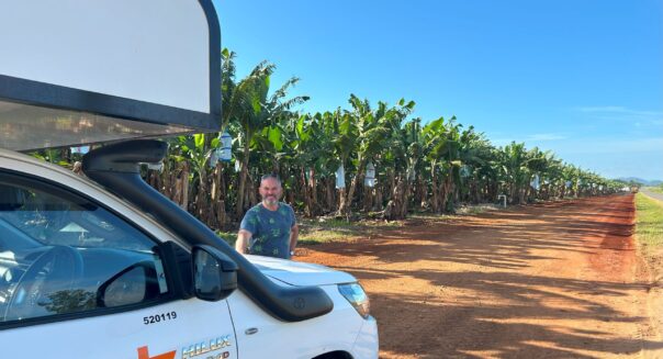 Peter staat in Queensland bij een bananenplantage bij de Britz Maverick bananenplantage