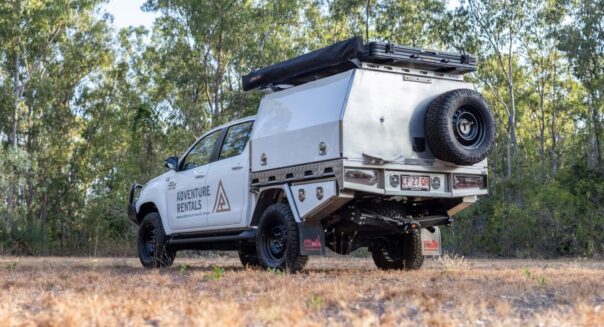 Adventure Rentals Toyota Hilux 4WD met enkele Daktent staat geparkeerd met de achterzijde in beeld