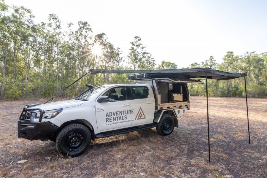 Adventure Rentals Toyota Hilux 4WD met enkele Daktent staat geparkeerd met de luifel open