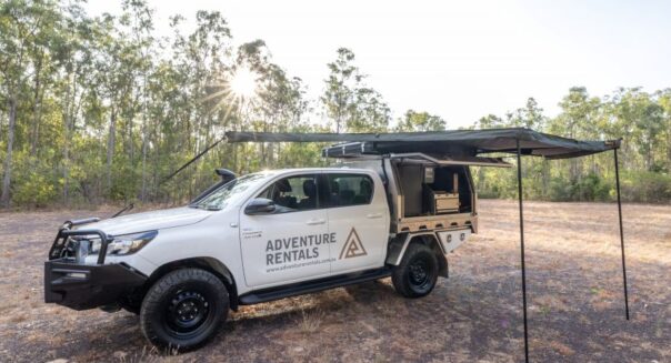Adventure Rentals Toyota Hilux 4WD met enkele Daktent staat geparkeerd met de luifel open
