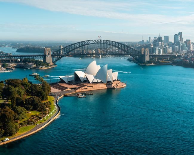 Drone beeld met zicht op het Sydney Opera House en de Harbour Bridge