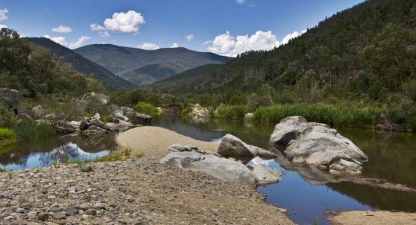 Rivier in Kosciuszko National Park met bergen eromheen