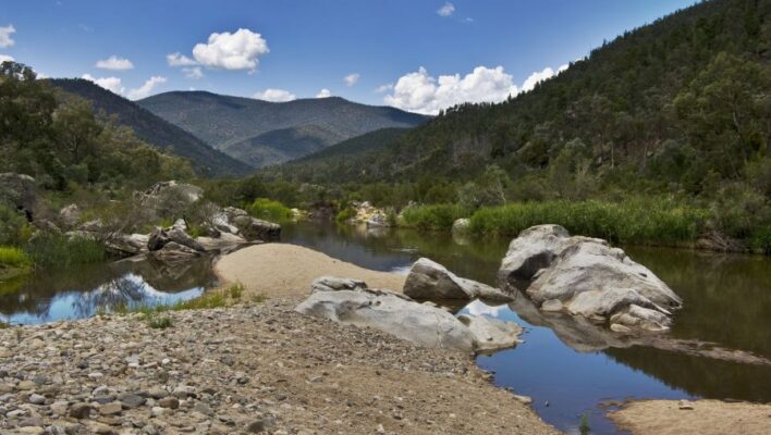 Rivier in Kosciuszko National Park met bergen eromheen