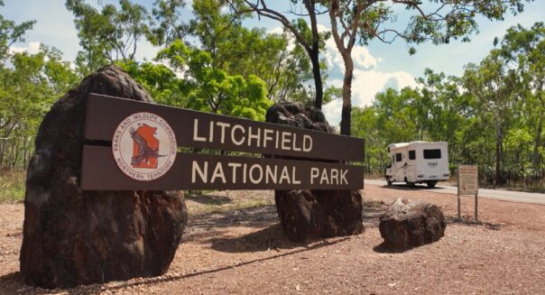 Maui River camper staat geparkeerd bij het toegangsbord van Litchfield National Park