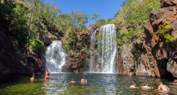 Mensen zwemmen bij de Florence falls in Litchfield National Park