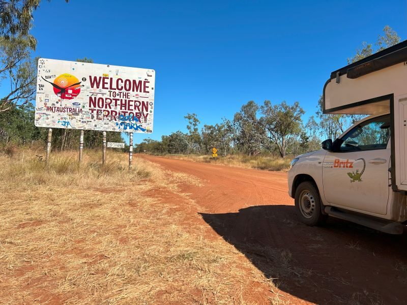 Bord Northern Territory Savannah Way met Britz Maverick