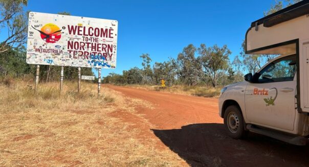 Bord Northern Territory Savannah Way met Britz Maverick
