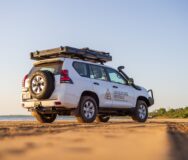 Adventure Rentals Toyota Prado 4WD camper rijdt op de weg