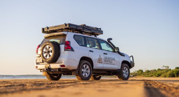 Adventure Rentals Toyota Prado 4WD camper rijdt op de weg