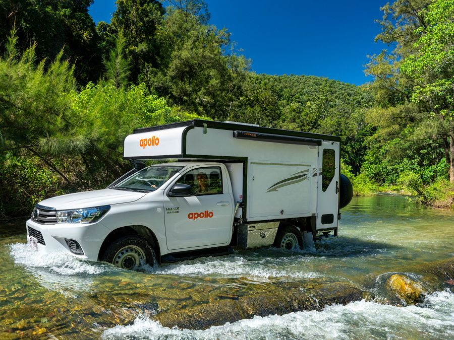 Apollo 4WD Adventure Camper rijdt door water
