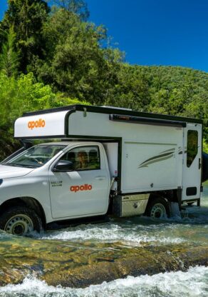 Apollo 4WD Adventure Camper rijdt door water