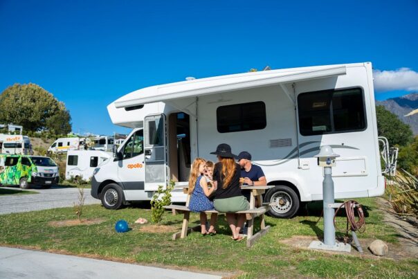 Gezien zit voor de Apollo Euro Camper op de camping