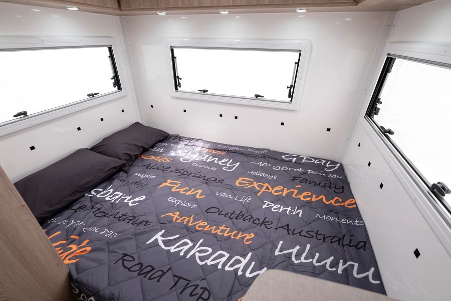 Apollo Euro Deluxe bed achterin