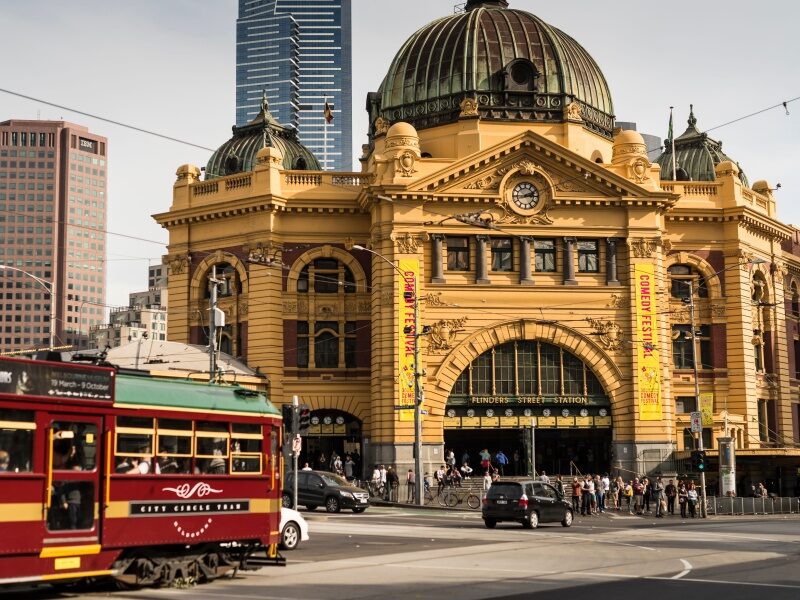 Tram op de voorgrond voor het treinstation Melbourne Flinders Station