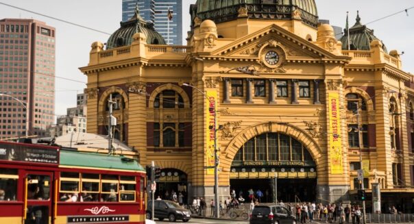 Tram op de voorgrond voor het treinstation Melbourne Flinders Station