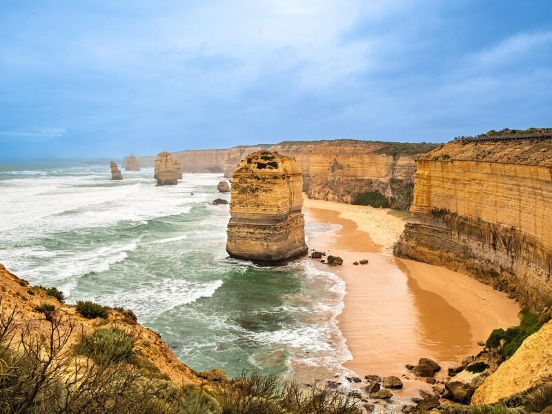 De rotsen van de Twelve Apostles steken omhoog uit de zee langs de Great Ocean Road Victoria