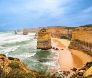 De rotsen van de Twelve Apostles steken omhoog uit de zee langs de Great Ocean Road Victoria