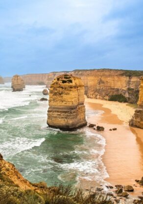 De rotsen van de Twelve Apostles steken omhoog uit de zee langs de Great Ocean Road Victoria