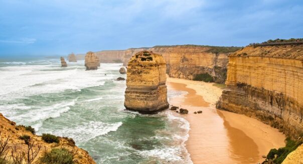 De rotsen van de Twelve Apostles steken omhoog uit de zee langs de Great Ocean Road Victoria