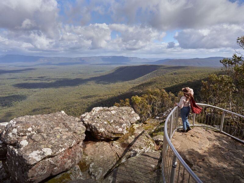 Weids uitzicht over de Grampians vanaf de Victoria Reed Lookout