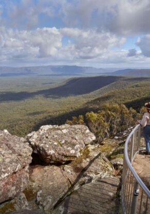 Weids uitzicht over de Grampians vanaf de Victoria Reed Lookout