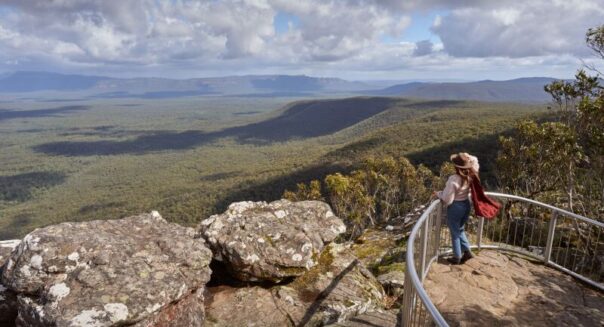 Weids uitzicht over de Grampians vanaf de Victoria Reed Lookout