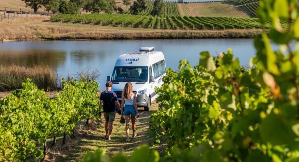 Koppel loopt terug naar hun camper de Maui Ultima in een wijngaard in de Yarra Valley