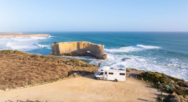 Apollo Euro Deluxe camper staat geparkeerd langs de Great Ocean Road