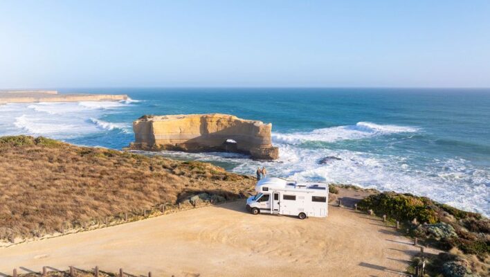 Apollo Euro Deluxe camper staat geparkeerd langs de Great Ocean Road