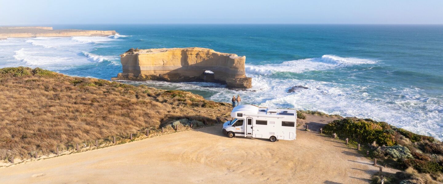 Apollo Euro Deluxe camper staat geparkeerd langs de Great Ocean Road