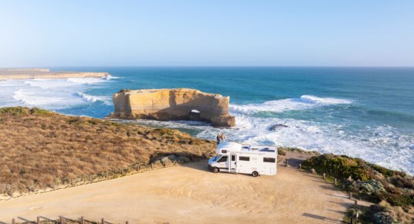 Apollo Euro Deluxe camper staat geparkeerd langs de Great Ocean Road