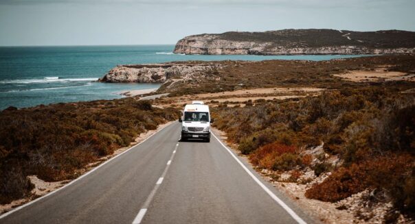 Apollo Euro Tourer rijdt op een weg langs de kust op Kangaroo Island in South Australia