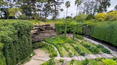 Blik in de verzonken tuin in de Umpherston Sinkhole in South Australia Mount Gambier