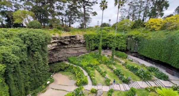 Blik in de verzonken tuin in de Umpherston Sinkhole in South Australia Mount Gambier