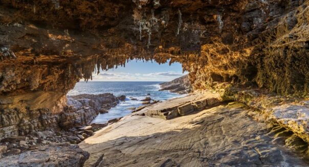 Zicht vanuit de grot Admirals Arch in Flinders Chase national park Kangaroo Island naar de zee