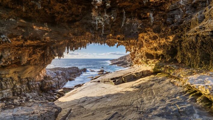 Zicht vanuit de grot Admirals Arch in Flinders Chase national park Kangaroo Island naar de zee