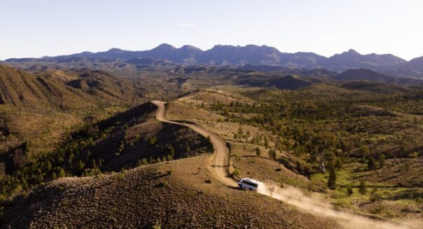 Rijden met een 4WD auto op een gravelweg door de Flinders Ranges inSouth Australia