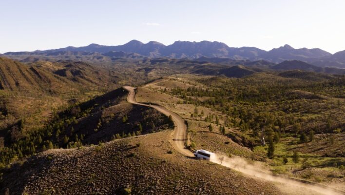 Rijden met een 4WD auto op een gravelweg door de Flinders Ranges inSouth Australia